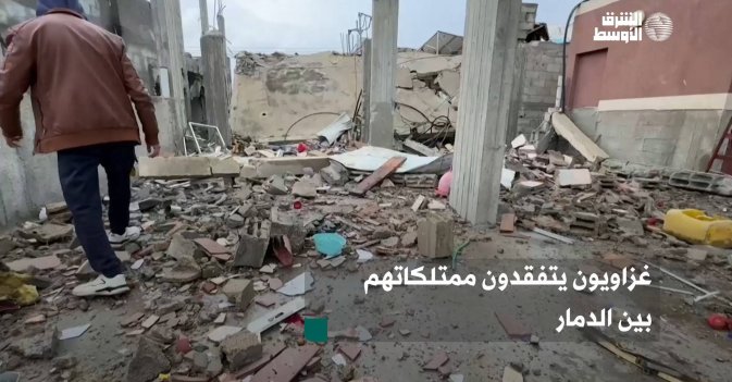 غزاويون يتفقدون ممتلكاتهم بين الدمار