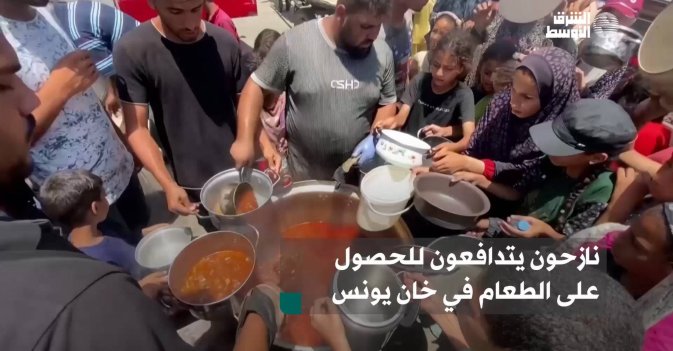 نازحون يتدافعون للحصول على الطعام في خان يونس
