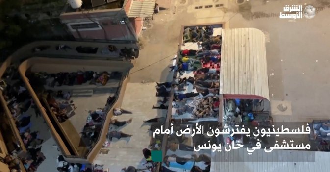فلسطينيون يفترشون الأرض أمام مستشفى في خان يونس