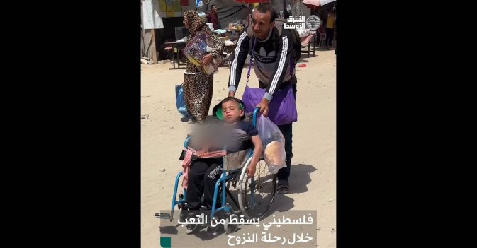 فلسطيني يسقط من التعب خلال رحلة النزوح