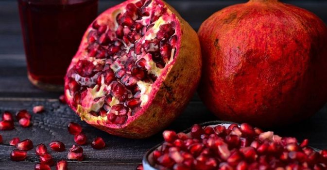 حبّات الرمّان أم عصيره… أيهما أفضل للقلب؟
