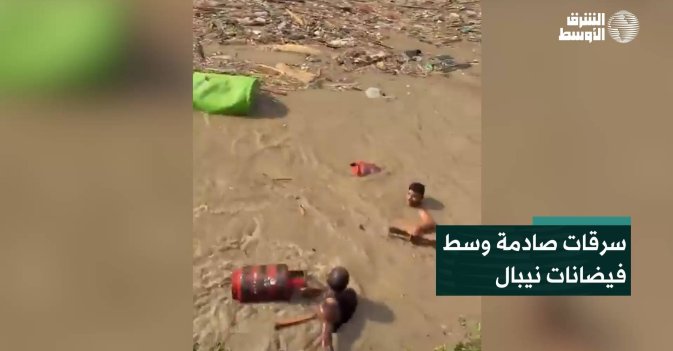 سرقات صادمة وسط فيضانات نيبال