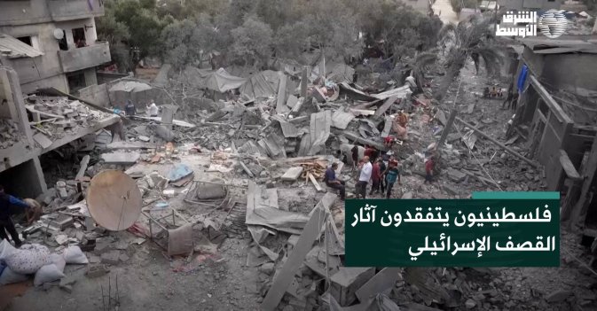 فلسطينيون يتفقدون آثار القصف الإسرائيلي