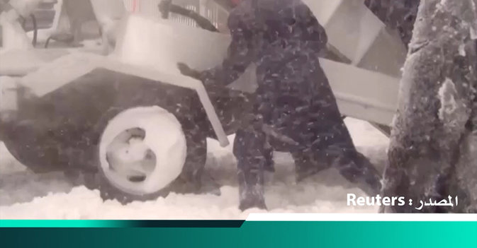 العاصفة الثلجية تحاصر الطائرة الرئاسية الاميركية