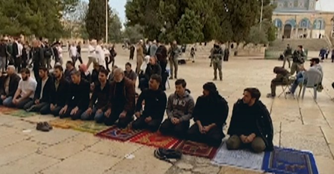 مستوطنون يقتحمون المسجد الأقصى بحماية من الشرطة الإسرائيلية 