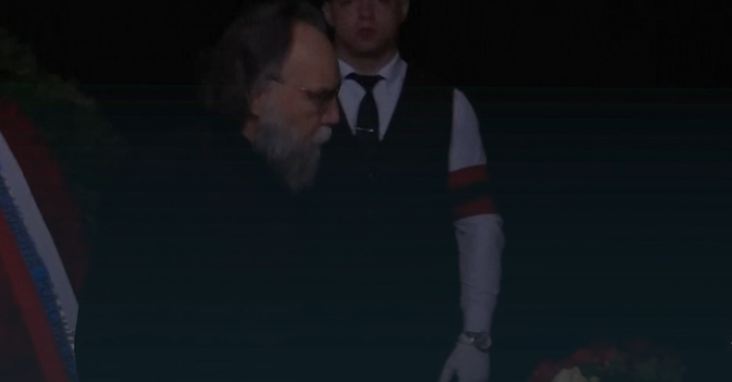 ألكسندر دوغين يشيع ابنته التي قتلت في تفجير سيارة