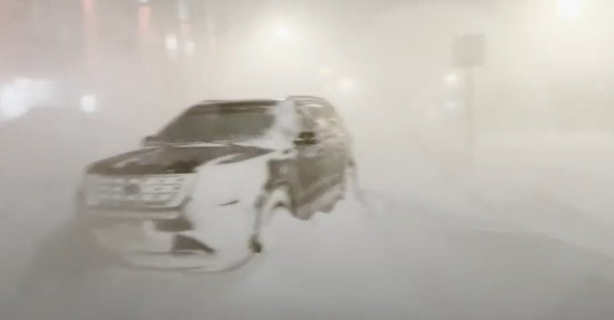 عاصفة ثلجية شديدة تشل الحركة في نيويورك