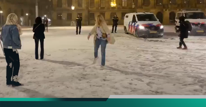 أفراد الأمن يشاركون المواطنين لعبة التراشق بالثلج في أمستردام