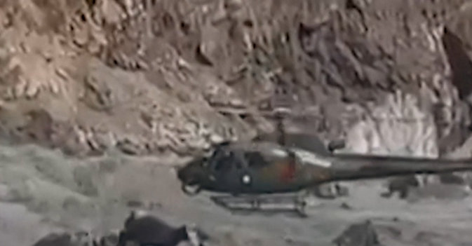 مروحية عسكرية تنقذ شاباً حاصرته الفيضانات