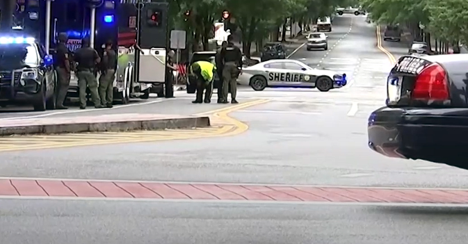 اعتقال امرأة بعد إطلاق نار ومقتل شخصين في مطار