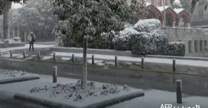 تساقط الثلوج يغطي العاصمة اليونانية