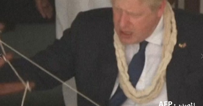 جونسون يغزل على آلة رمز مقاومة الاستعمار البريطاني