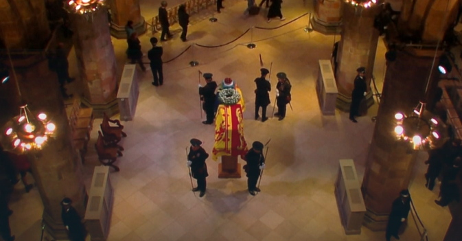 البريطانيون يودعون الملكة إليزابيث في إدنبرة قبل نقل جثمانها إلى لندن