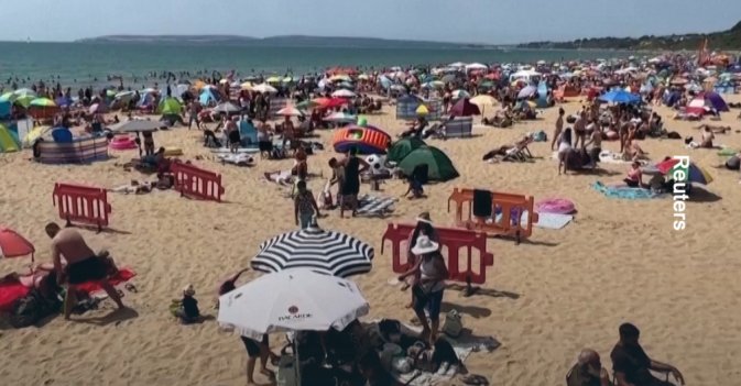 درجات الحرارة القياسية تدفع البريطانيين للشواطئ