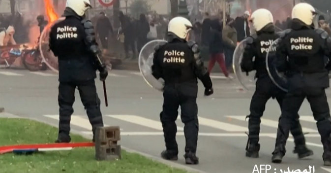 صدامات بين الشرطة ومتظاهرين مناهضين للقيود الصحية