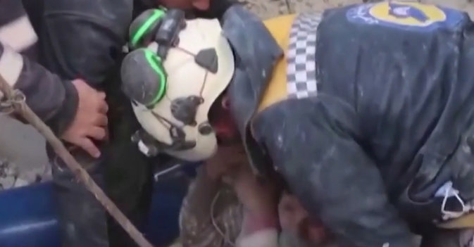 انتشال طفل حي من تحت الأنقاض وسط تكبيرات المتطوعين