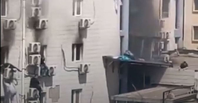 باستخدام ملاءات والجلوس على المكيفات...مرضى يهربون من حريق هائل بمستشفى صيني