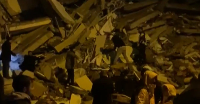 قتلى وجرحى جراء زلزال بقوة 7.8 ضرب تركيا