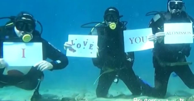 غواصون يبعثون برسائل حب تحت الماء