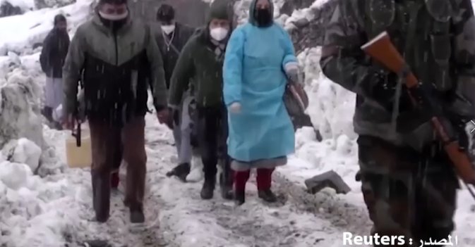 أطباء يتسلقون الجبال لتلقيح السكان