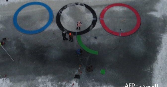 فنلندي يصنع دوائر جليدية على شكل حلقات أولمبية