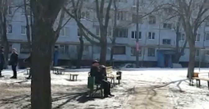 عازف ناي في مجمع سكني غادره غالبية سكانه