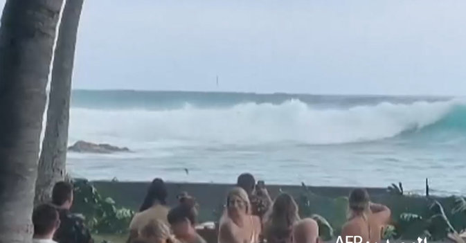 موجة ضخمة تداهم حفل زفاف في هاواي