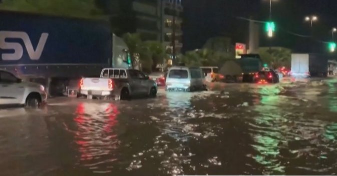 سيول تغرق شوارع مدينة الحلة العراقية بعد أمطار غزيرة ضربت البلاد