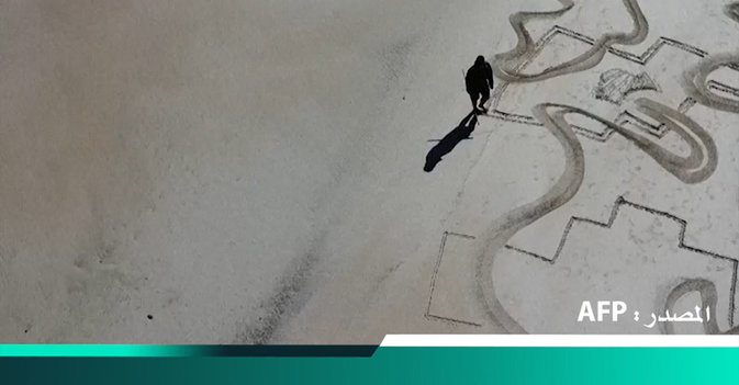 فنان يحول شواطئ هونغ كونغ إلى لوحات فنية