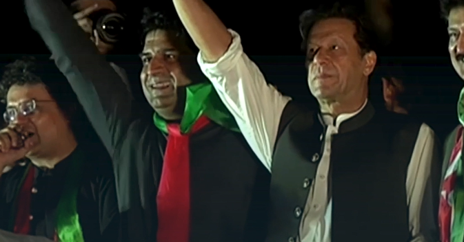 الشرطة توجه تهماً بالإرهاب لعمران خان رئيس الوزراء السابق