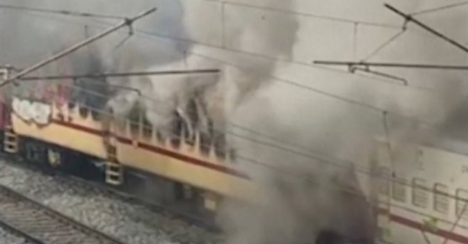 محتجون يحرقون قطارا بعد رفض توظيفهم السكك الحديدية