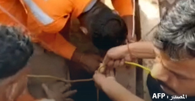 بعد 4 أيام... الهند تنقذ طفلاً عَلَق في بئر عمقها 24 متراً