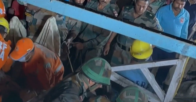 عشرات القتلى في انهيار أرضية معبد هندوسي في الهند