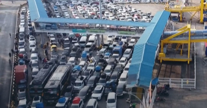 بطوابير تمتد لكيلومترات... إندونيسيون يتدفقون على العبارات لقضاء عطلة العيد مع أسرهم