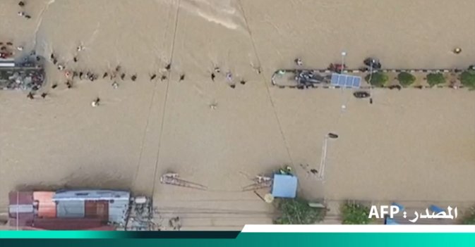 فرار الآلاف من منازلهم جراء الفيضانات في إندونيسيا