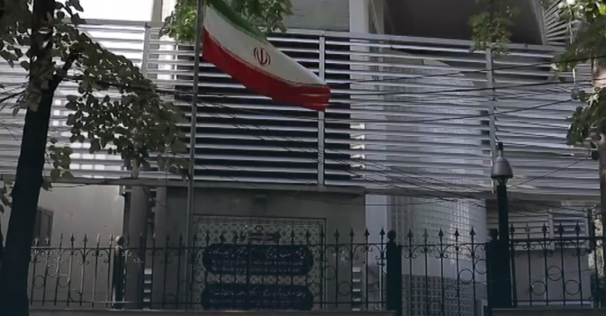 بعد قطع العلاقات.. دبلوماسيون إيرانيون يغادرون ألبانيا