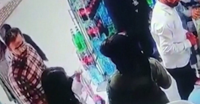 رجل يسكب لبناً على امرأتين لعدم ارتدائهما الحجاب في إيران