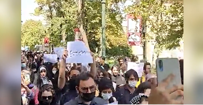 احتجاجات كبيرة في إيران بعد مقتل فتاة قيد الاحتجاز