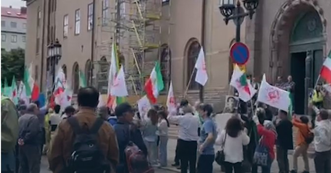 معارضون إيرانيون يحتفلون أمام محكمة سويدية بعد إدانة مسؤول إيراني متهم بجرائم حرب