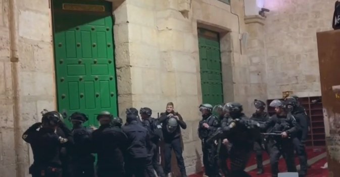القوات الإسرائيلية تقتحم الأقصى لليوم الثاني وتعتدي على المعتكفين