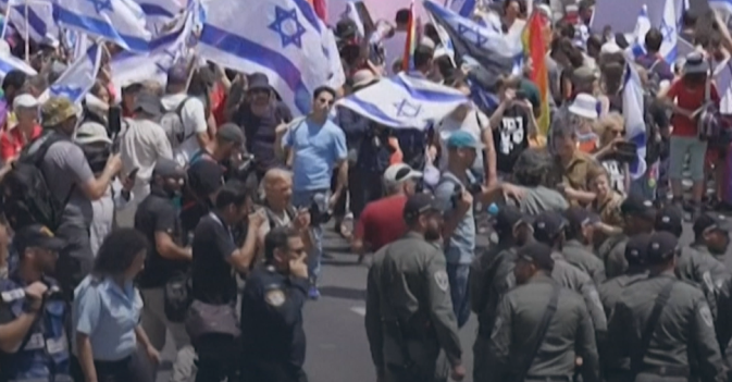 إسرائيليون يغلقون طريقاً مركزياً في تل أبيب للاحتجاج على الإصلاحات القضائية 