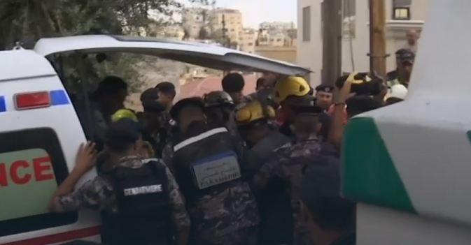 10 أشخاص على الأقل محاصرون في مبنى منهار بالأردن