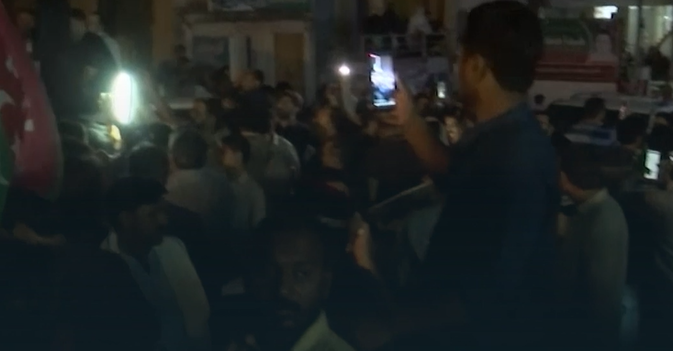 أنصار عمران خارج منزله في إسلام آباد بعد اتهامه بالإرهاب