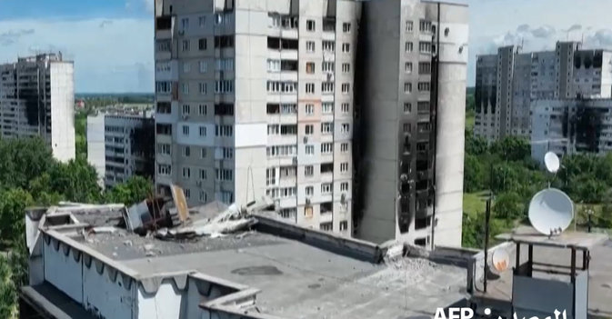 الدمار يلحق بمنطقة سكنية في خاركيف إثر قصف روسي