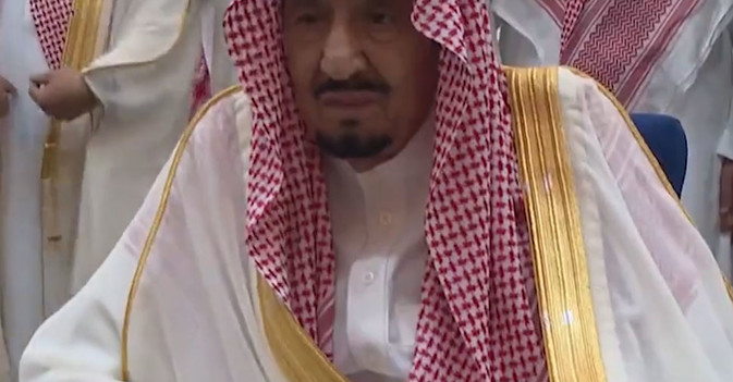 خادم الحرمين يؤدي صلاة عيد الفطر بقصر السلام في جدة