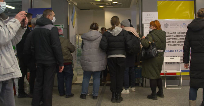 محطة القطار المركزية في كراكوف تزدحم باللاجئين الأوكرانيين