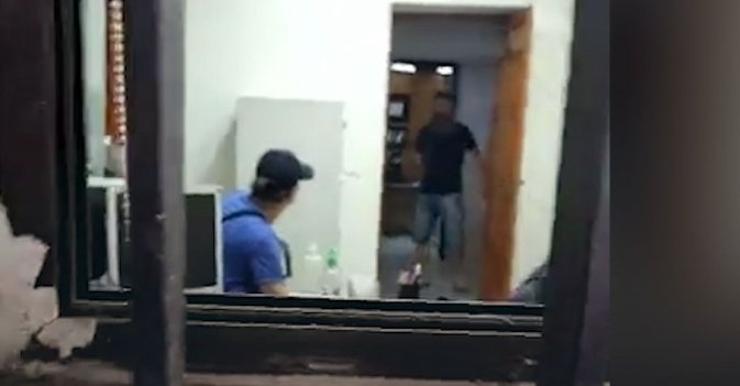 مسلح يحتجز رهائن بأحد المصارف اللبنانية