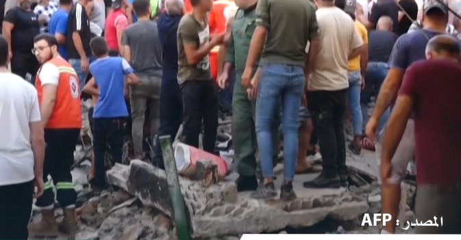 مصرع طفلة وسقوط جرحى في انهيار مبنى سكني بطرابلس اللبنانية