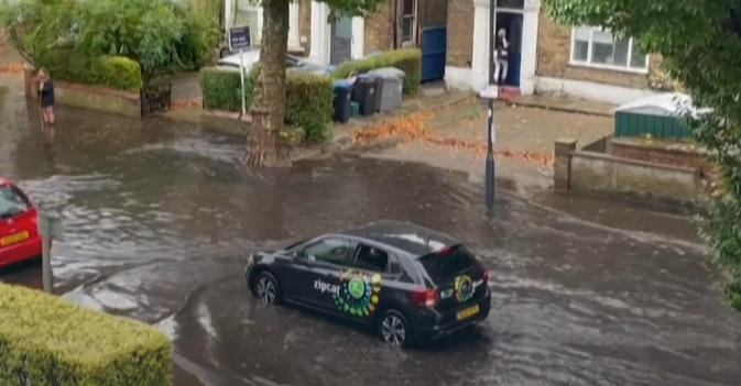 الفيضانات تكتسح لندن على خلفية أمطار غزيرة