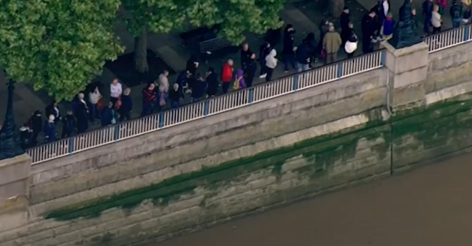 طوابير طويلة لوداع الملكة إليزابيث الثانية في لندن